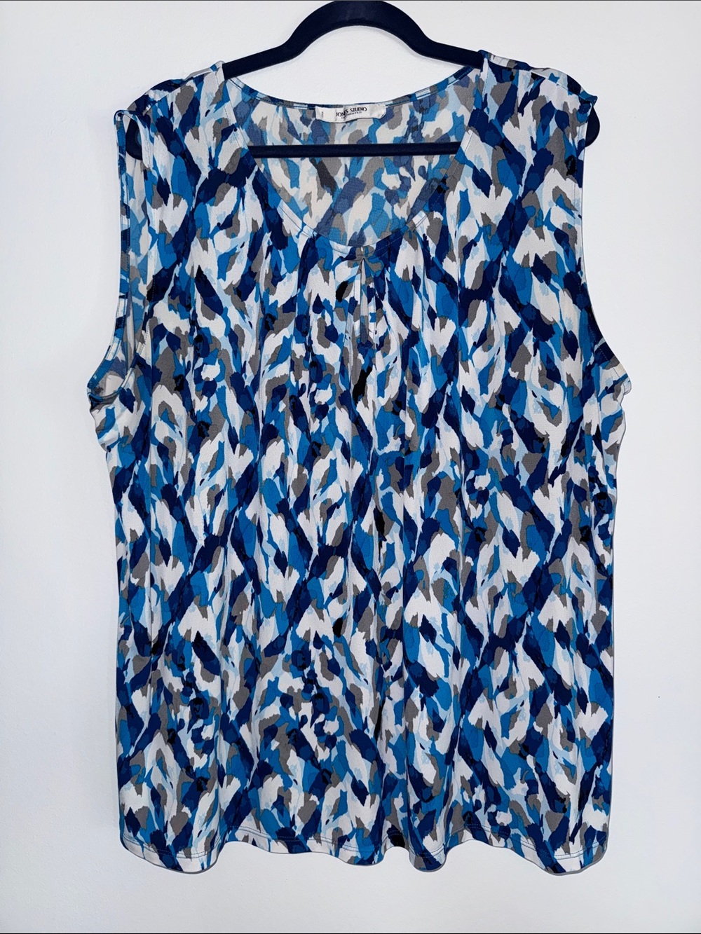 Jones Studio Blue & White Abstract Print Sleeveless V-Neck Top